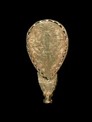 Az Alfred Jewel (arany, hegyikristály és zománc) (hátlap) (előlapját lásd: 100551)